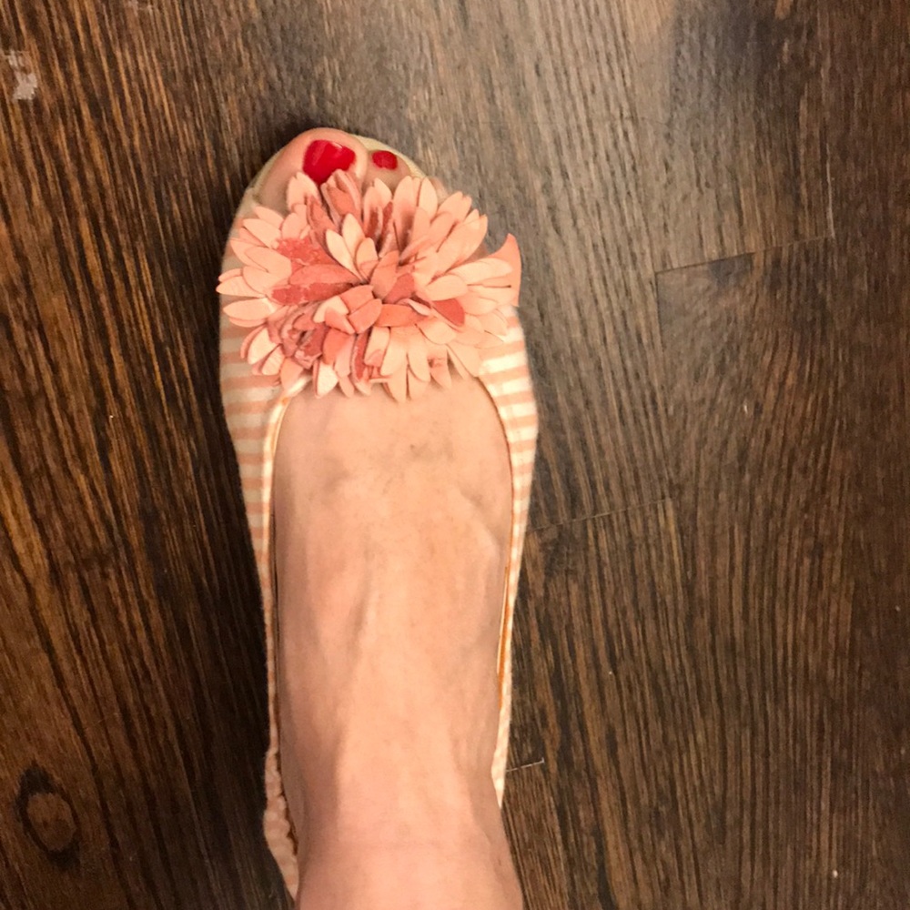 Express size 8 pink white open toed flats